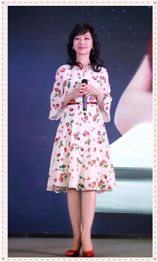 63岁赵雅芝美的让人忘了年龄，同穿樱桃裙，竟不输30岁李菲儿
