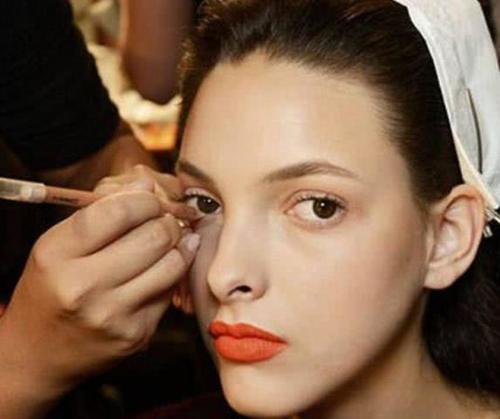 为什么有些女人化妆之后，却比素颜还“难看”？这3个原因，竟总