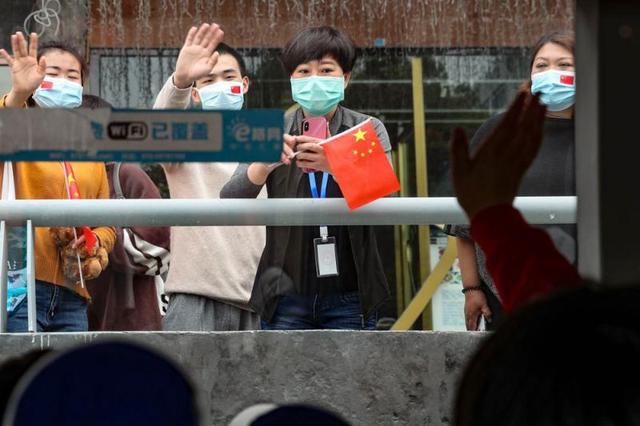  「泪目」上海第三批援鄂医疗队启程返沪，战友送别，场面泪目……