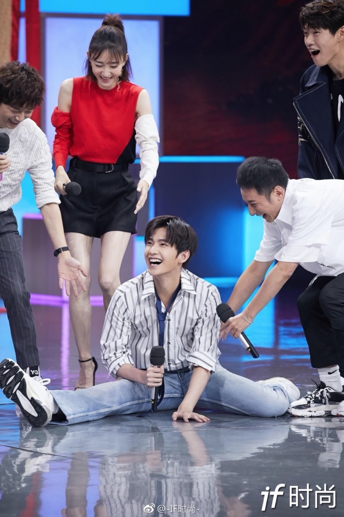 杨洋近期穿搭时尚科普：衬衣牛仔裤＋运动鞋简单又舒适