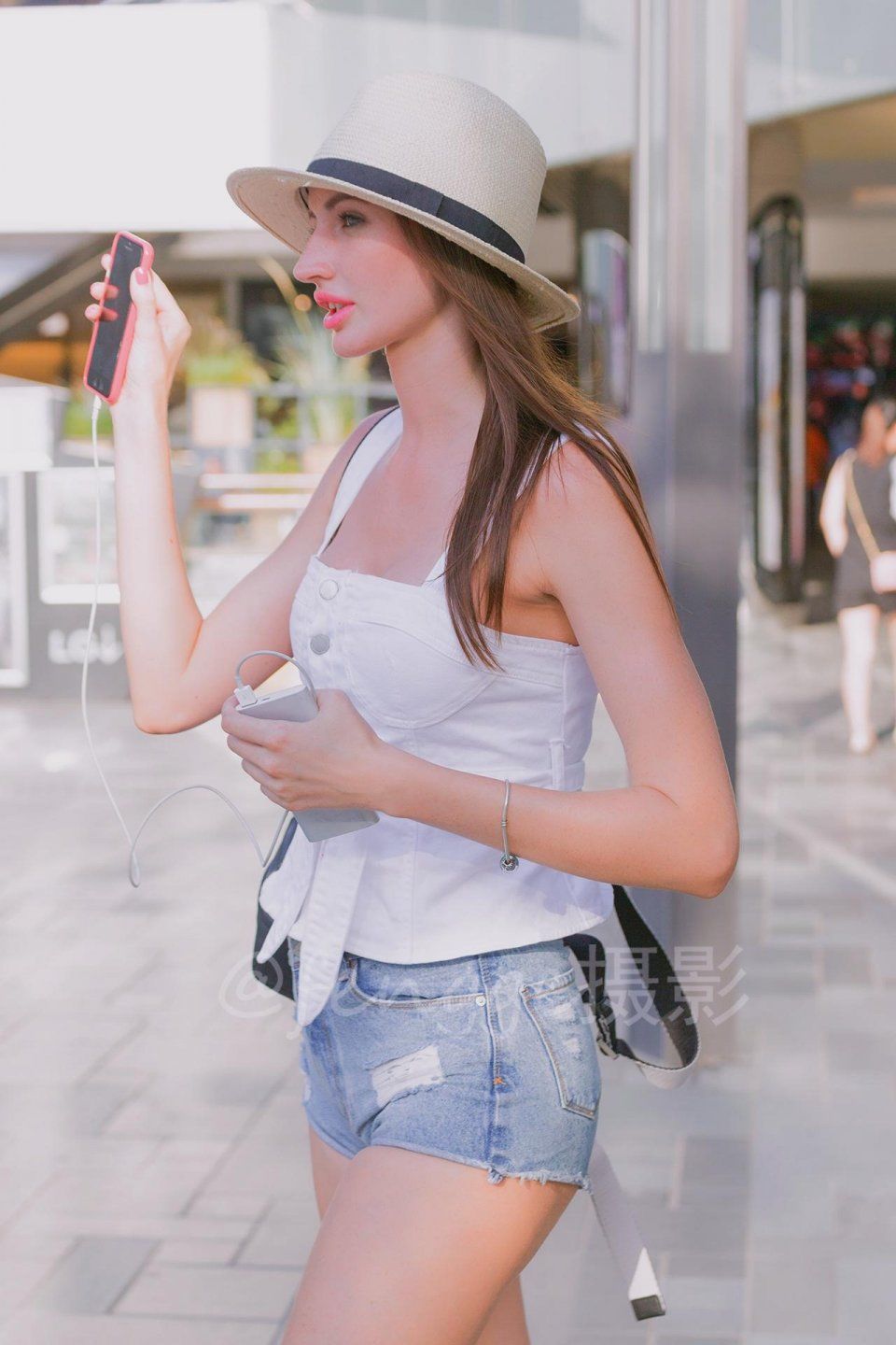 街拍:三里屯来了个酷似芭比娃娃的外国美女