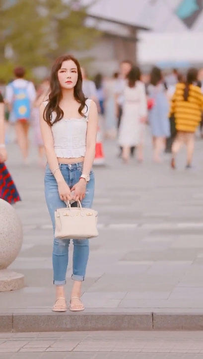 在人群中多看了你一眼，只因你身着一件蓝色牛仔裤，网友呼：女神