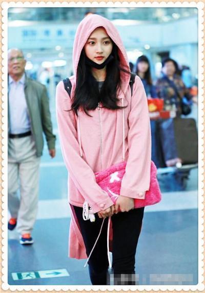 关晓彤好不容易扮回嫩少女，不料撞上古力娜扎，还是满满的大妈味