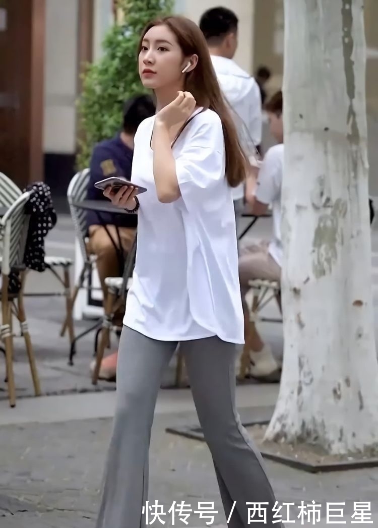 「美女」美女是来街拍还是去买菜,穿着“睡衣”就出门了,够接地气
