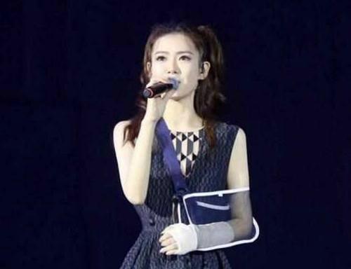 戚薇也太会穿,受伤一点都不影响她的美,时尚范儿活力感足足的