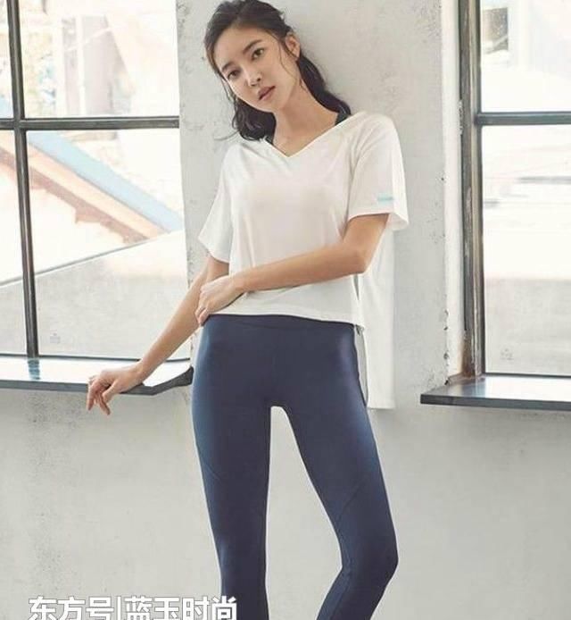  「显得」街拍：打底裤的搭配显得年轻青春范十足，穿着轻松自如
