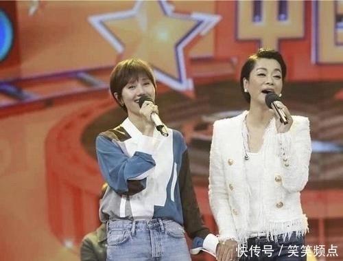  融合■56岁毛阿敏罕见露面，穿衬衫+五分裤扮嫩走机场，无奈脸有点浮肿