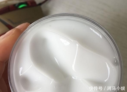 「脸上」建议女人: 晚上洗脸后挤点在脸上, 坚持数天, 皮肤细润又白嫩
