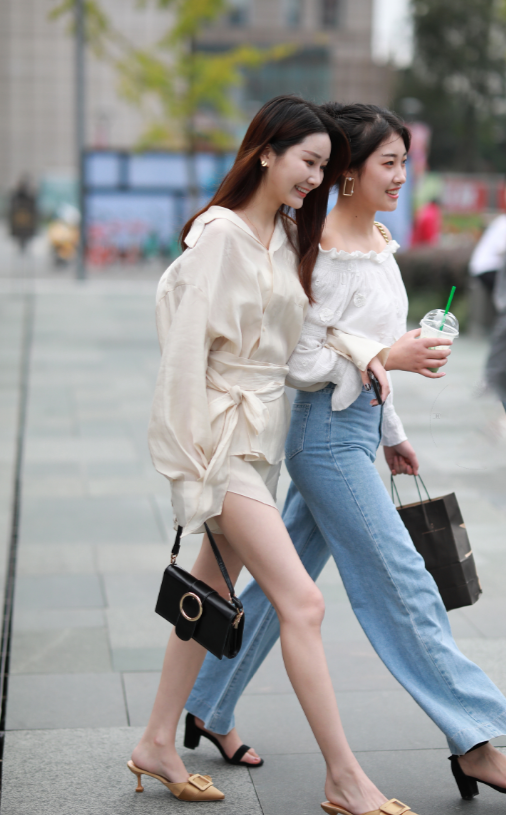  「出了小姐姐」经典黑白搭穿出, 女神好身材!