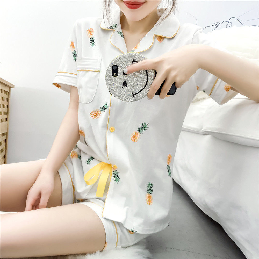 纯棉睡衣早应该扔了，瞧瞧现在流行的真丝睡衣，款款洋气又不贵