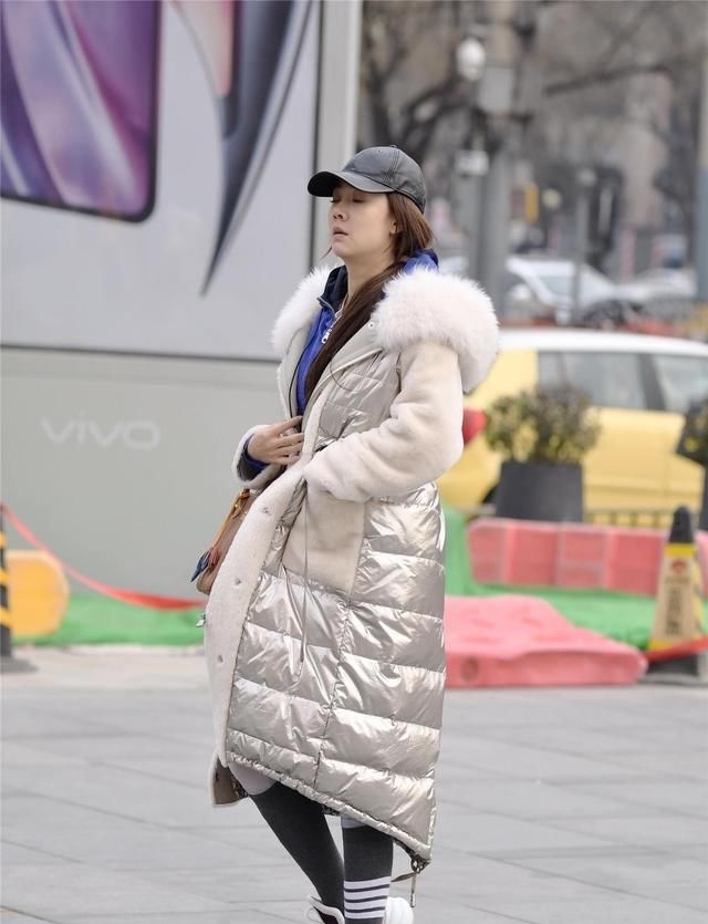 冬季:冬季的羽绒服,选择长款还是短款,时尚姑娘有自己的搭配技巧