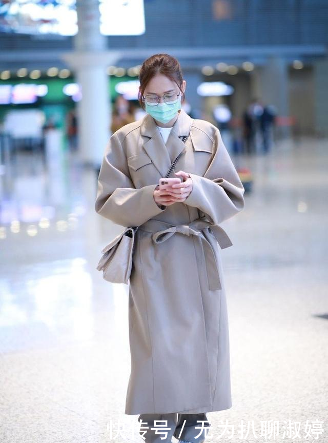  『红色』贝克汉姆的小女儿长大了！穿玫红色风衣高级又时髦，被宠得真幸福
