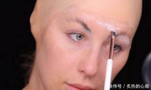 本以为她是画涂鸦妆，画完后真的太像了，网友们都被惊艳到了！