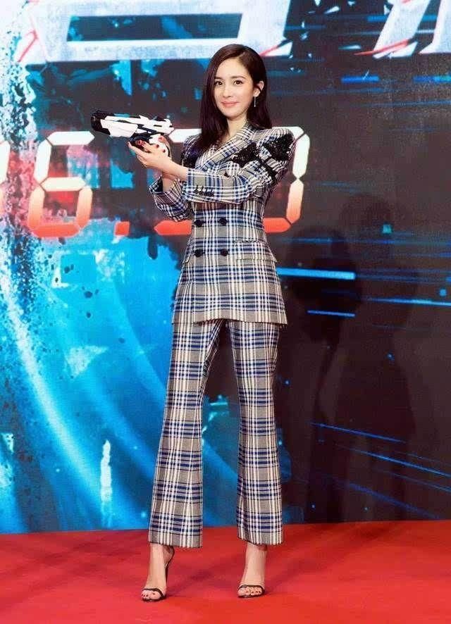 杨幂衣服都不穿重复的，可鞋子换过去换过来，就这么一个款式!