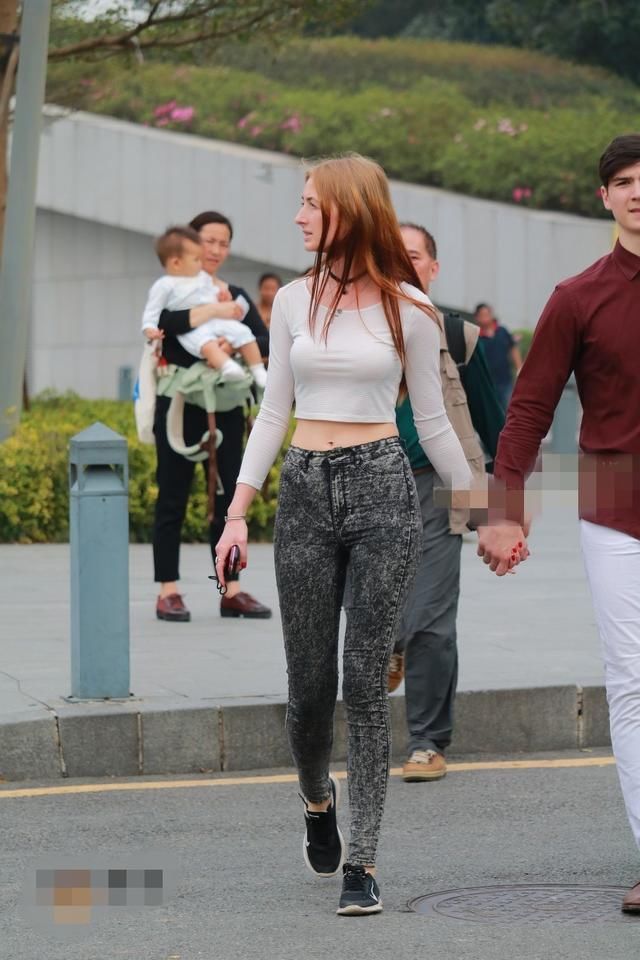 简约动人的紧身裤美女，轻松展现出性感迷人的身材，显现时尚魅力