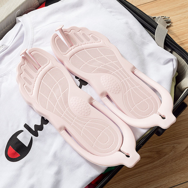 姚晨的“绣花鞋”大火后，更把蒋欣的“穆勒拖鞋”推到时尚尖端