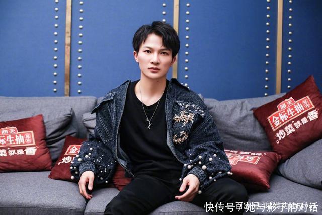 【岁周】28岁周深终于放狠招,穿牛仔短装161cm变181cm,身材比例堪比男模