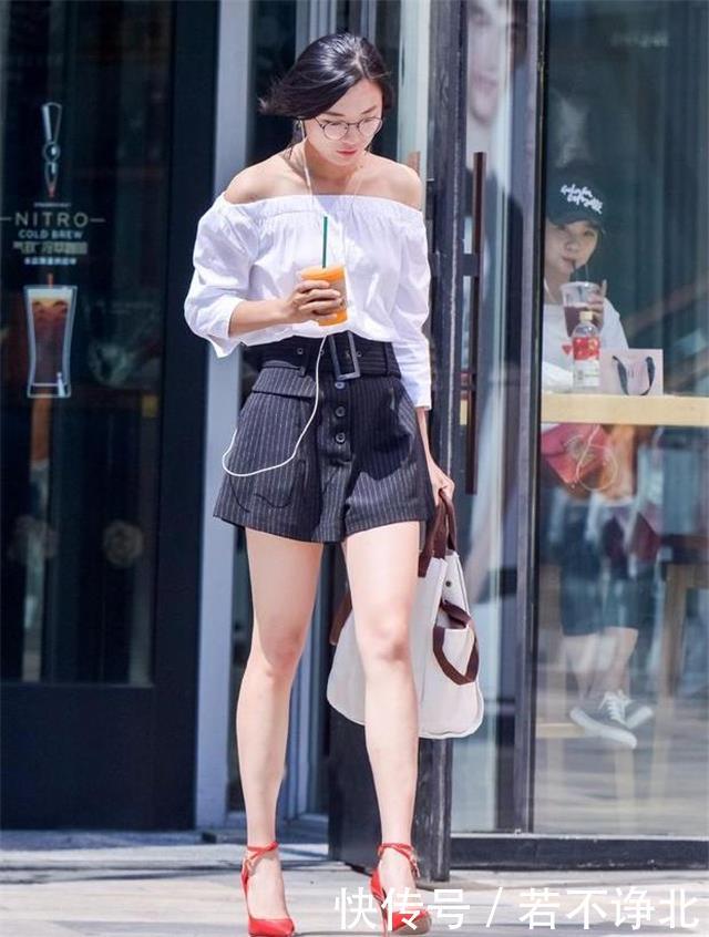  【动人】路人街拍，美女靓丽动人，搭配一条黑色的百褶裙，经典又洋气