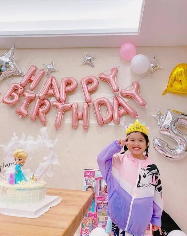  『夫妇』包贝尔夫妇为女儿庆生，5岁的她五官渐渐长开，俏皮精致惹人爱