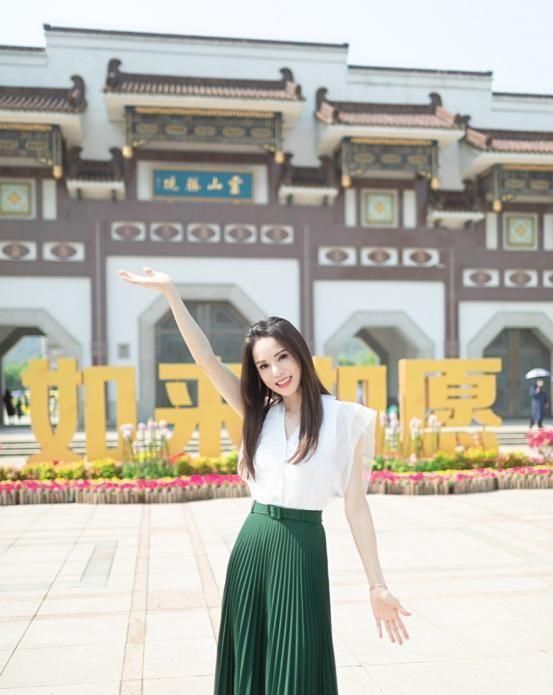  『奔四』奔四女人就该穿件清新小裙子！简洁精致设计尽显清新感