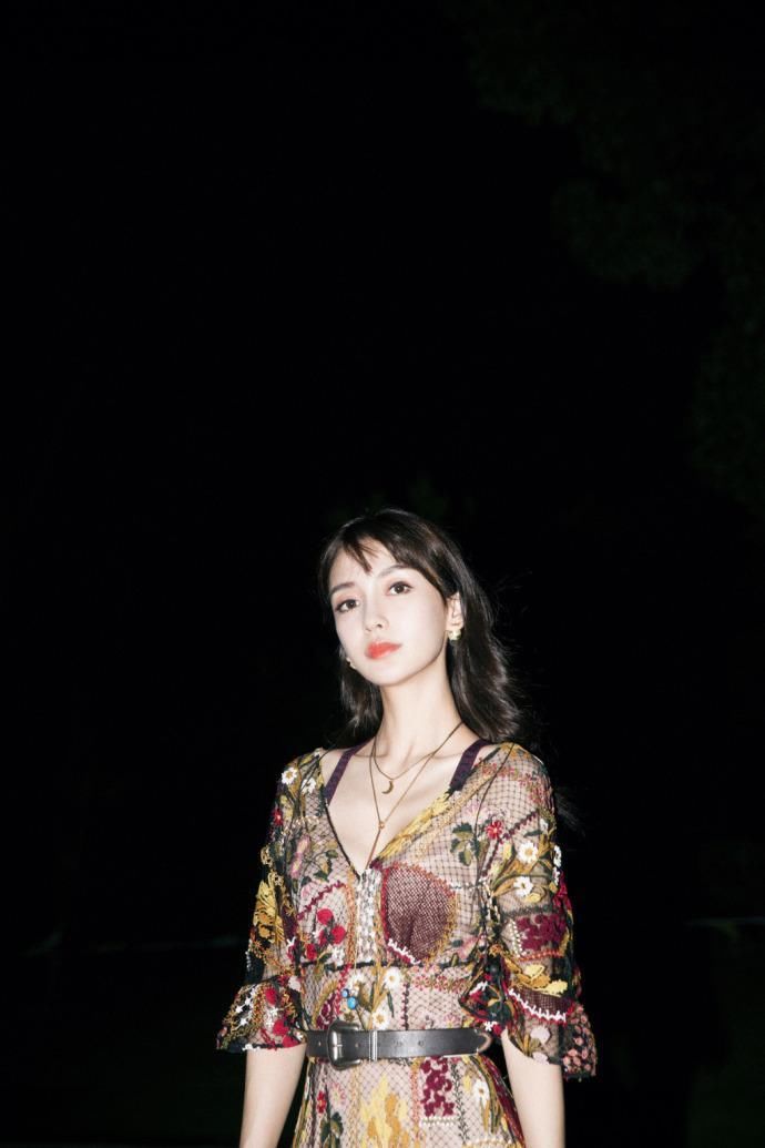 baby衣着尽显异域风情，事业线更是若隐若现！