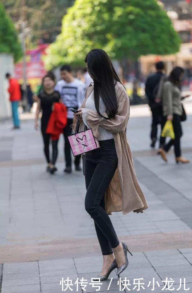 『下半身搭配』美女脚上一双尖头的高跟鞋,显得优雅更时尚,散发出无限的魅力