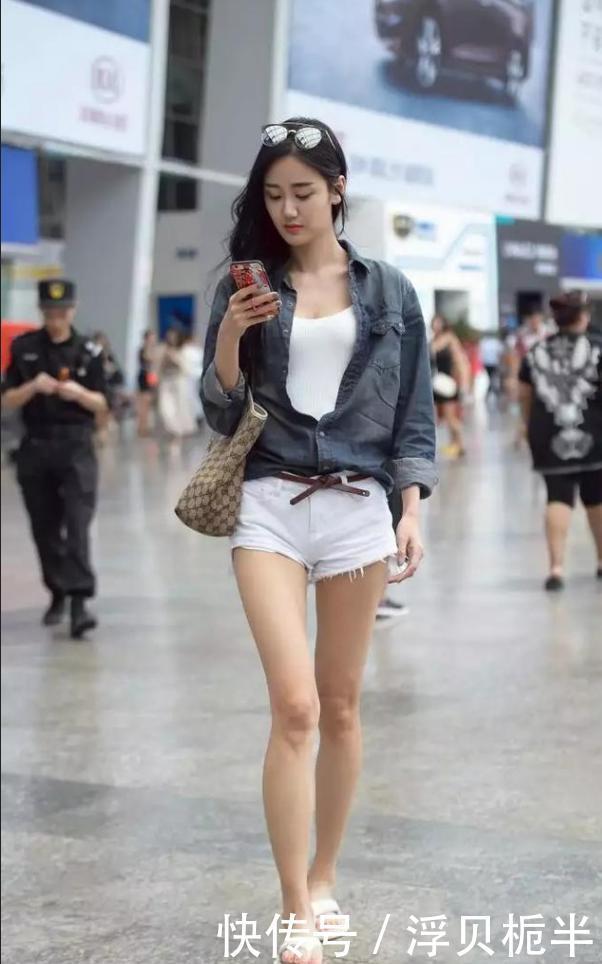  『笑容』街拍波点裙搭配西装外套的小姐姐，甜美的笑容迷人