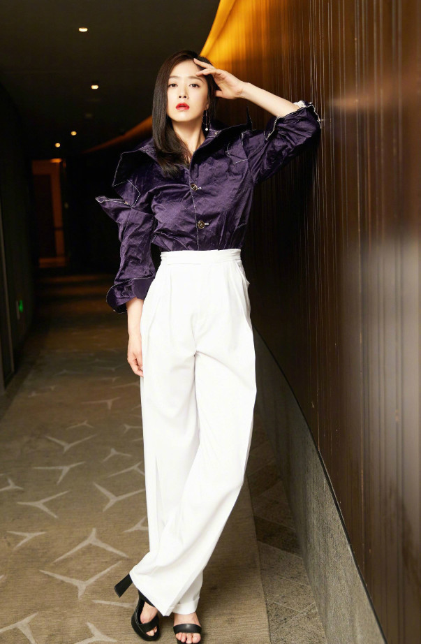 蒋欣瘦下来竟这么好看，穿白色长裤成最美“妖精”，减肥堪比整容