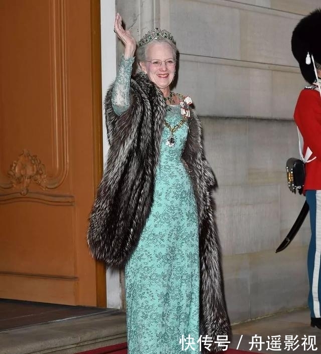  「英国女王」93岁英国女王和80岁丹麦女王，皇室穿搭的时尚对决，谁才是翘楚？