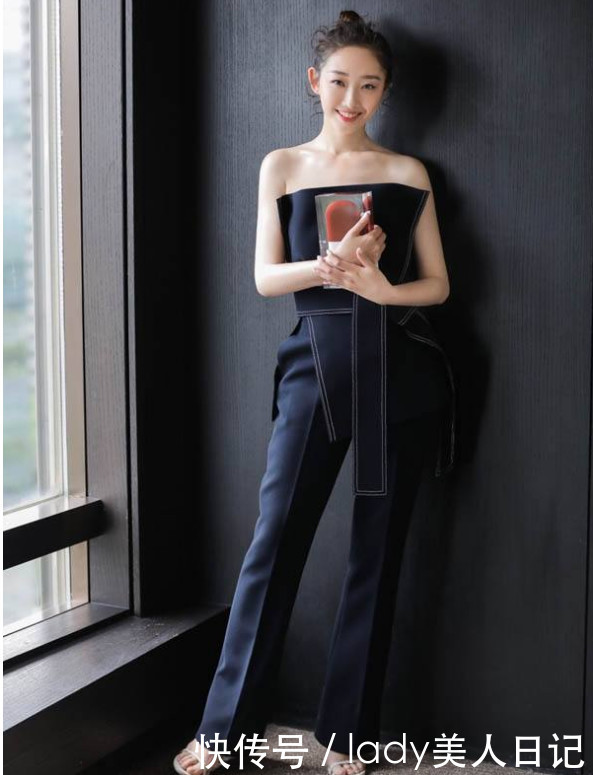 蒋梦婕的穿搭终于熟透了！一身性感连衣裙美出新高度，半露的最美