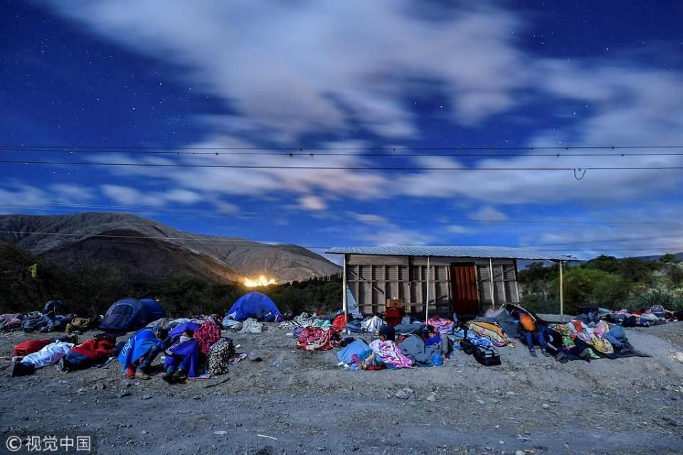 委内瑞拉难民踏上艰辛移民路 徒步前往秘鲁沿