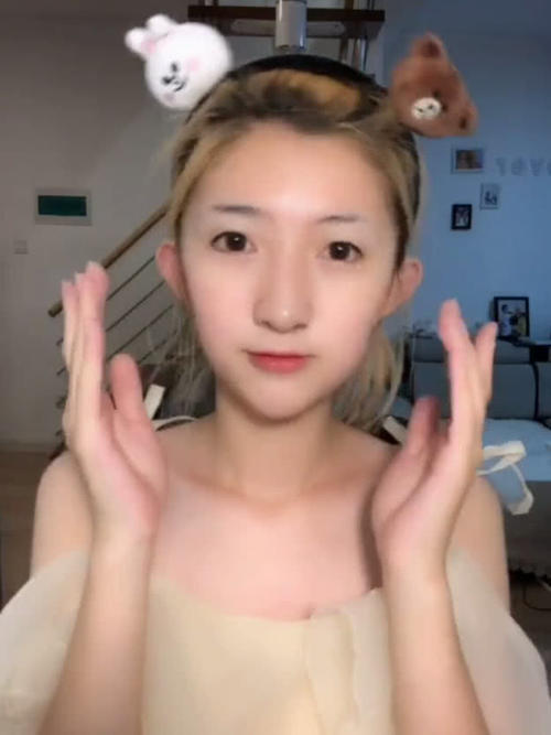 漂亮素颜妹子直播化妆，全程萌到不行，网友：小仙女就是你吧！