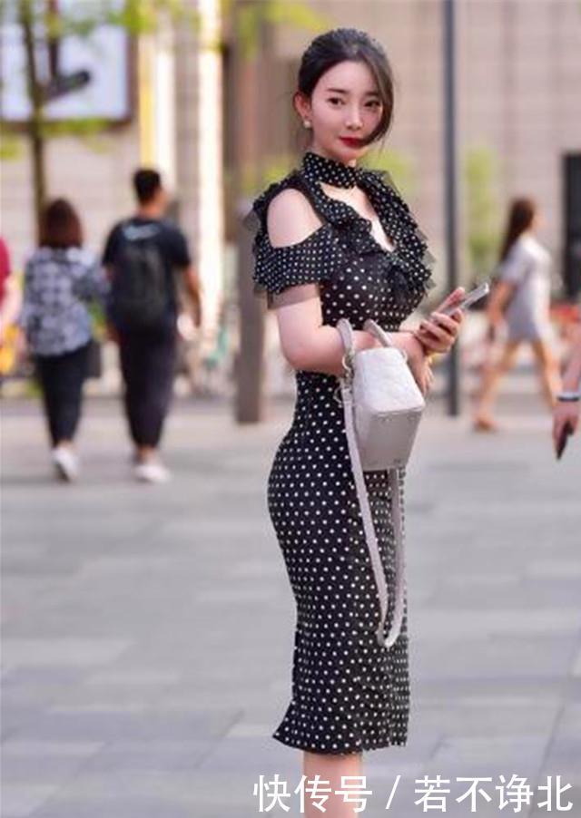  『蓝色』街拍，妆容精致的美女，蓝色短裙女孩透出优雅之美