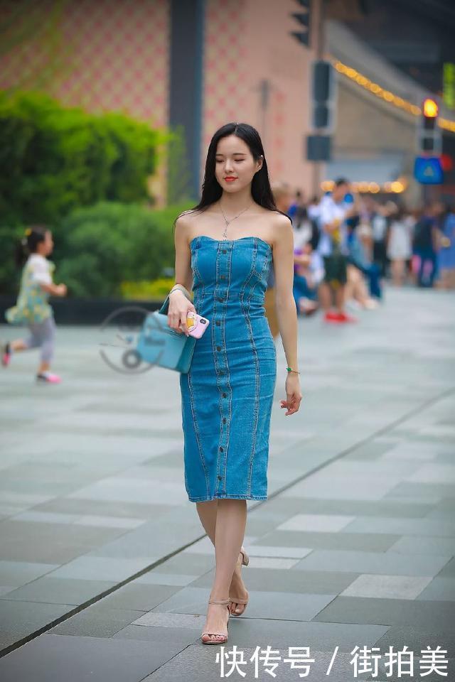 一字肩牛仔连衣裙，胸前的纽扣设计很别致，看过的人都觉得美！