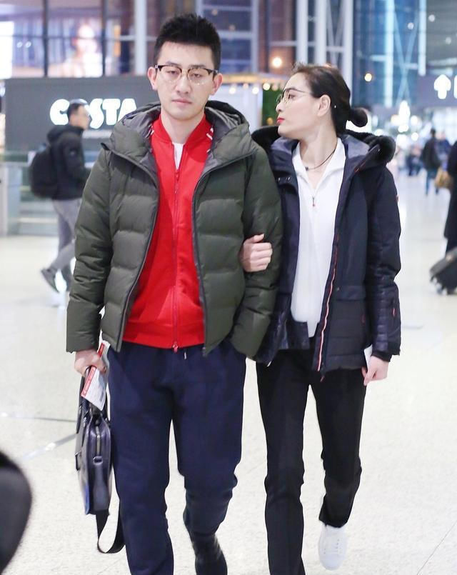  『以选择』吴敏霞和丈夫走机场,穿棉服麻杆腿好惹眼,难得浓妆红唇气质大变