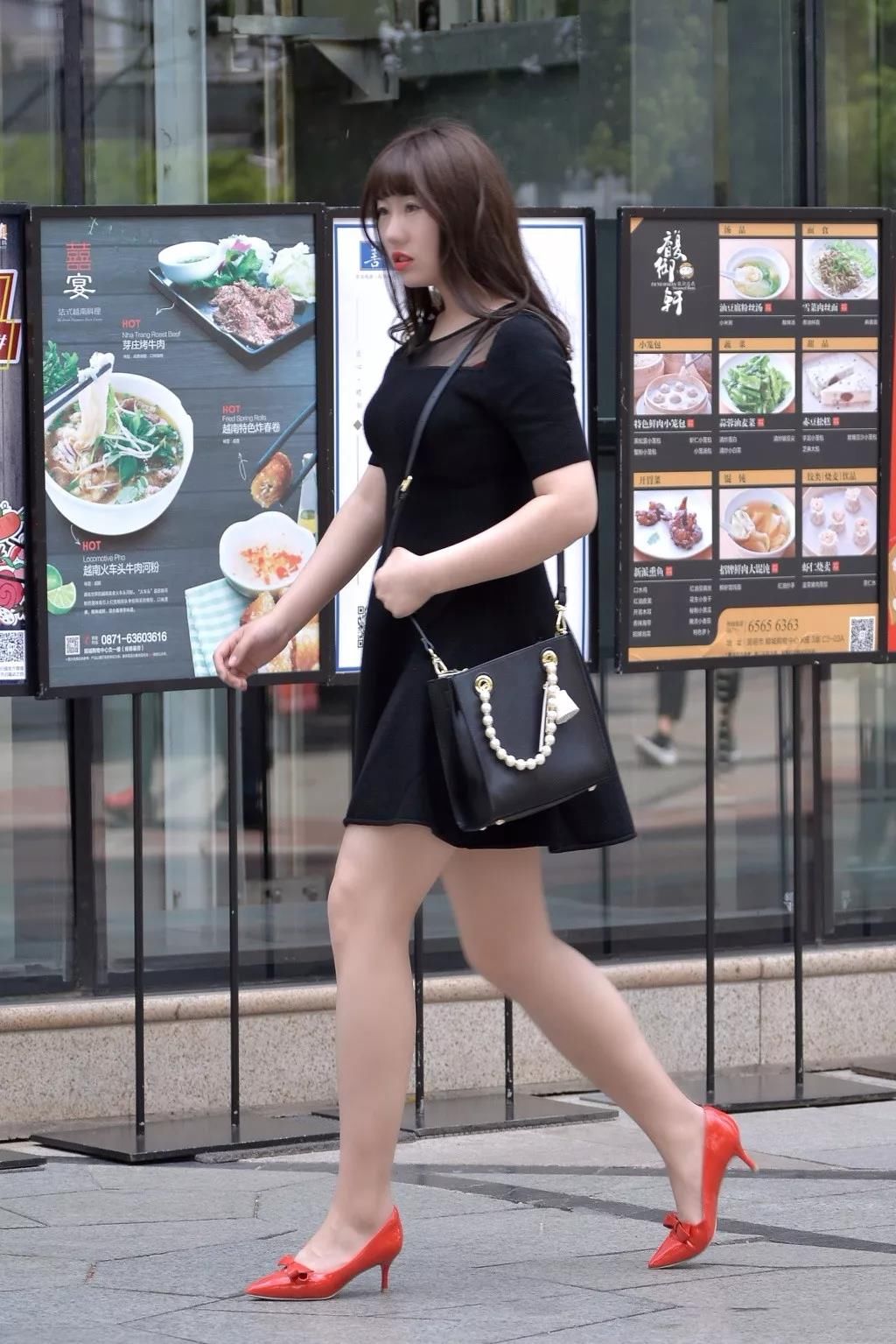 街拍路人，三款不一样的鞋子穿搭对比，在夏天拖鞋明显更受人喜爱