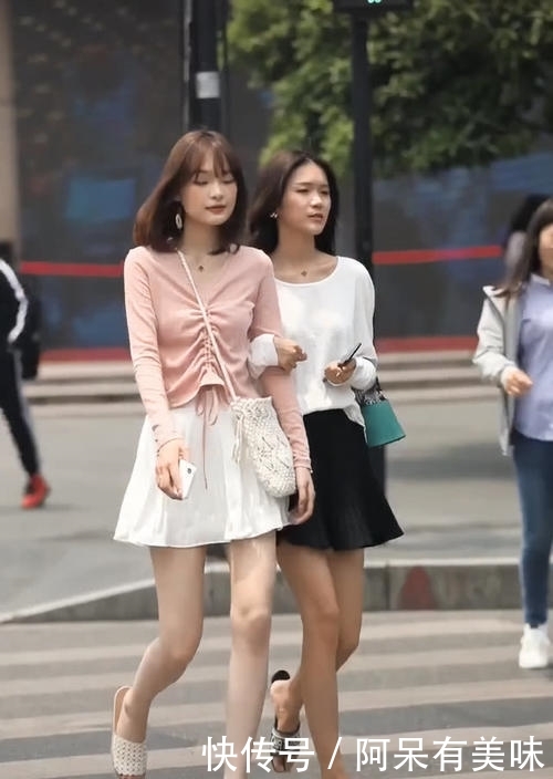  [美女]美女太“年轻”了,和女神穿闺蜜装,腿像10年没洗一样,佩服！