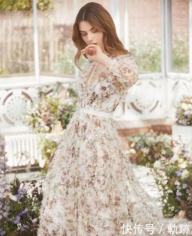 『花朵』2020开春 流行穿“开满花”的裙子,谁穿谁美!