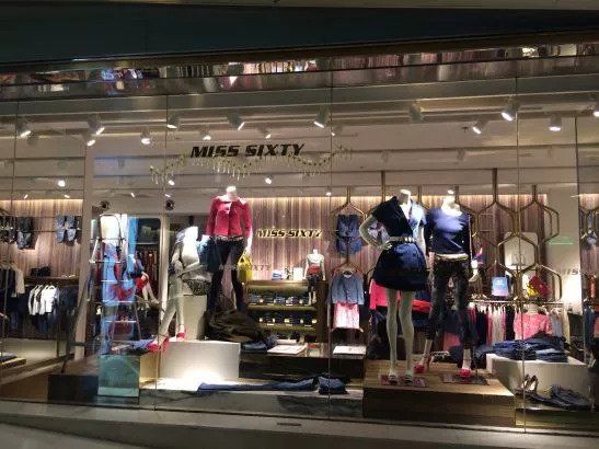 她在衰落之时被温州大佬收购，如今竟然位居女装品牌前列?牛逼!