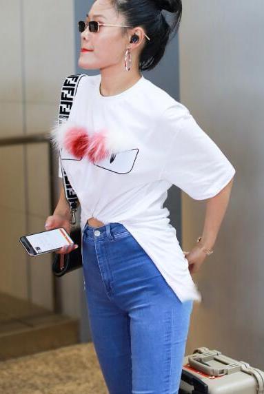 袁娅维T恤胸口挂两撮毛, 裤子紧得勒出羞人三角区, 网友: 真是拼