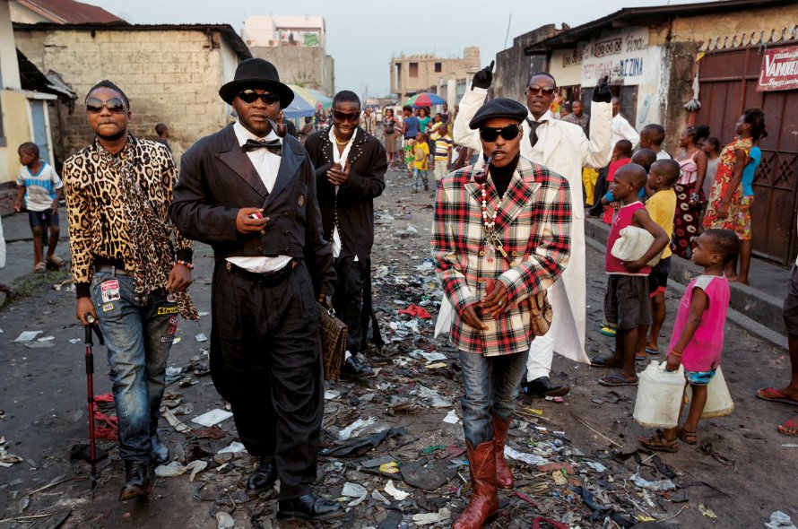 直击刚果金的“伪富少”，白天炫耀时尚装扮，晚上住贫民窟