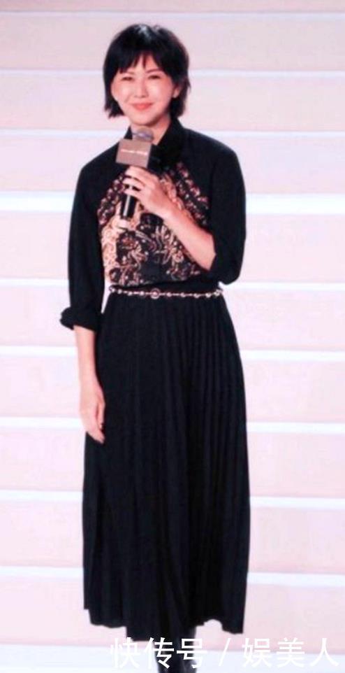  短发@孙燕姿越活越少女，穿深色系连衣裙配皮靴，剪波波头短发优雅大气