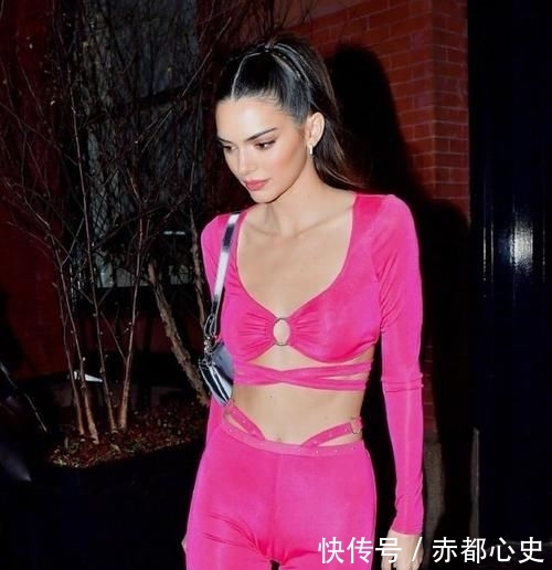  『Jenner』超模Kendall Jenner再现魔鬼身材！穿粉色连体衣超诱惑，太美了