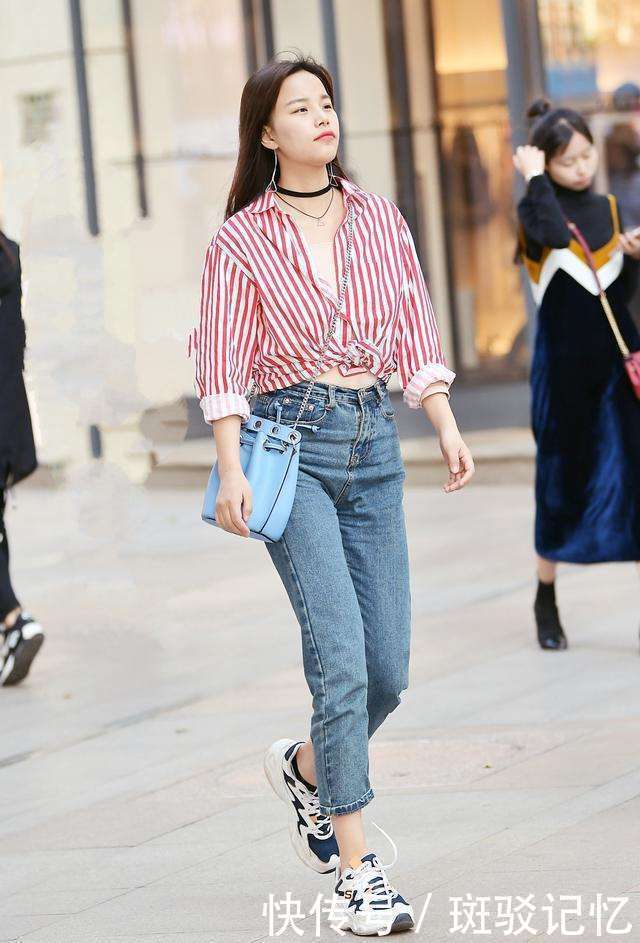 街拍:图一小脸的小姐姐好身材,呆萌的表情太可爱了!小美女一枚