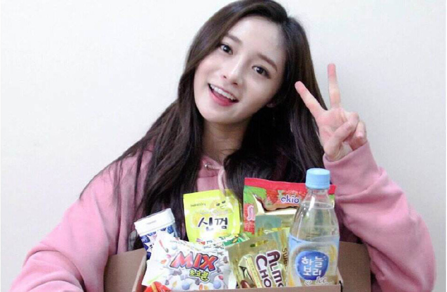 27岁冯提莫撞上19岁周洁琼，网友：真嫩和装嫩一眼就能看出