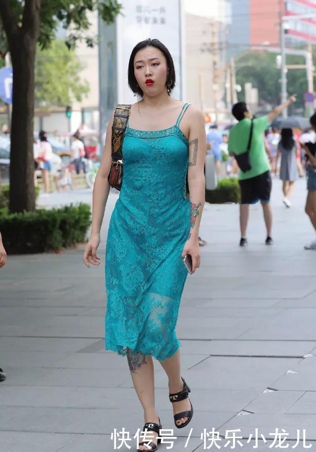 「气质」街拍:小姐姐脚上搭配上一双灰色的尖头高跟鞋,气质有优雅,回头率爆棚