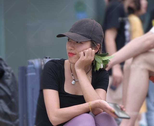 『 显得』健身的好处不言而喻，时尚街拍 - 运动裤的小姐姐显得很苗条