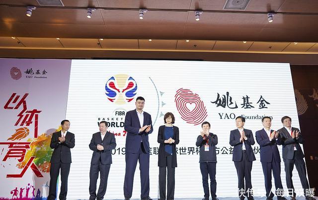 姚明和妻子并肩公开亮相 身高1米9的叶莉显小鸟依人