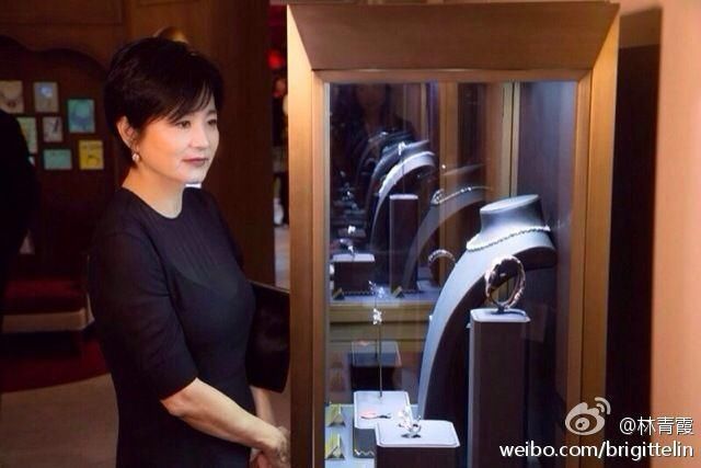 64岁林青霞厉害了！白色T恤搭配牛仔裤显小30岁，网友：不老女神