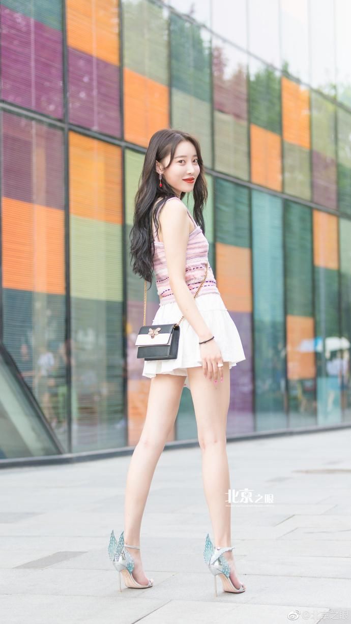 街拍:紧身T恤搭配毛边短裤，甜美清新，小姐姐大长腿让人羡慕